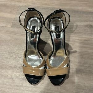 White House Black Market WHBM Black and Tan High Heels Size 8.5